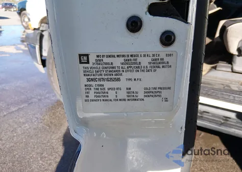 2001 Chevrolet Suburban 1500 Ls z USA, uszkodzony, nr VIN 3GNEC16T61G252585